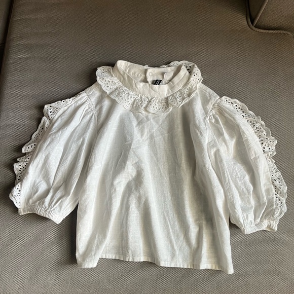 H&M Linen Ruffle Top - Picture 3 of 3